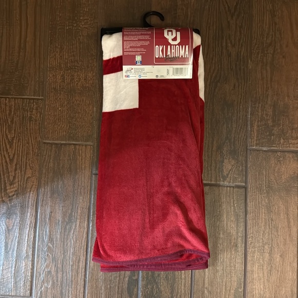 University of Oklahoma Oversized Silk Touch Throw - Picture 4 of 5
